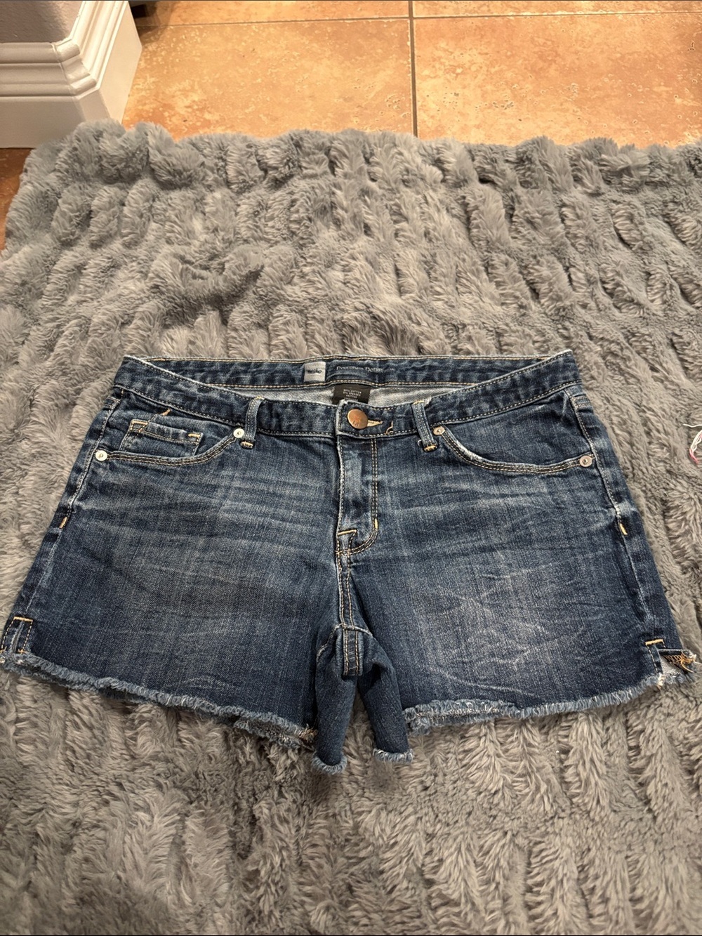 Women’s Mid-Rise Dark Denim Jean Shorts in Blue